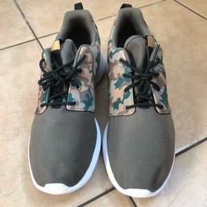 Nike Roshe One SE Green Camo Size: 11.5
